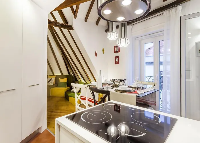 Carmo Chiado Deluxe Apartment
