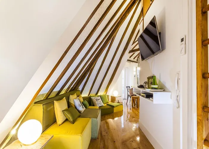 Carmo Chiado Deluxe Apartment